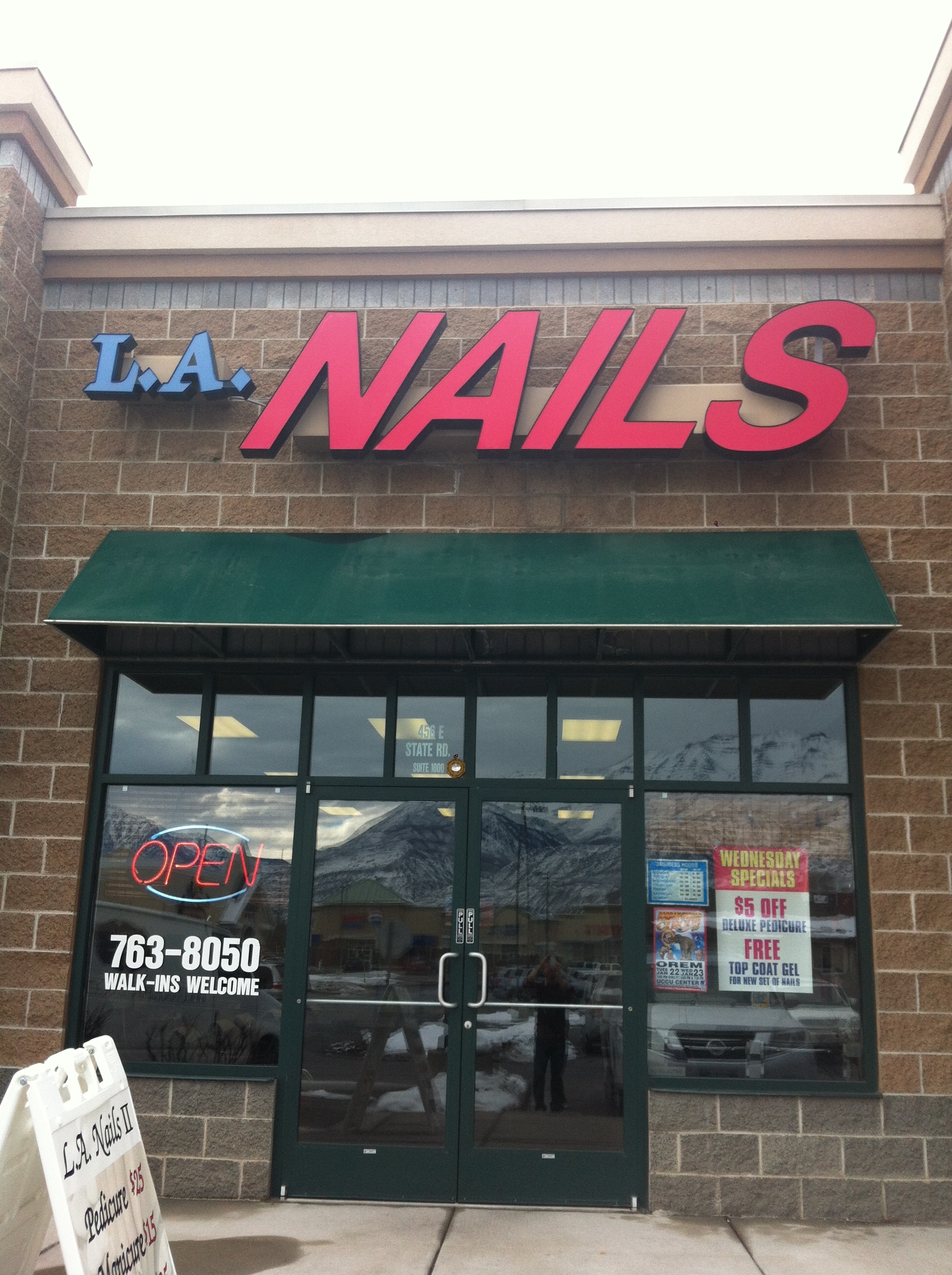 L.A NAILS II Logo