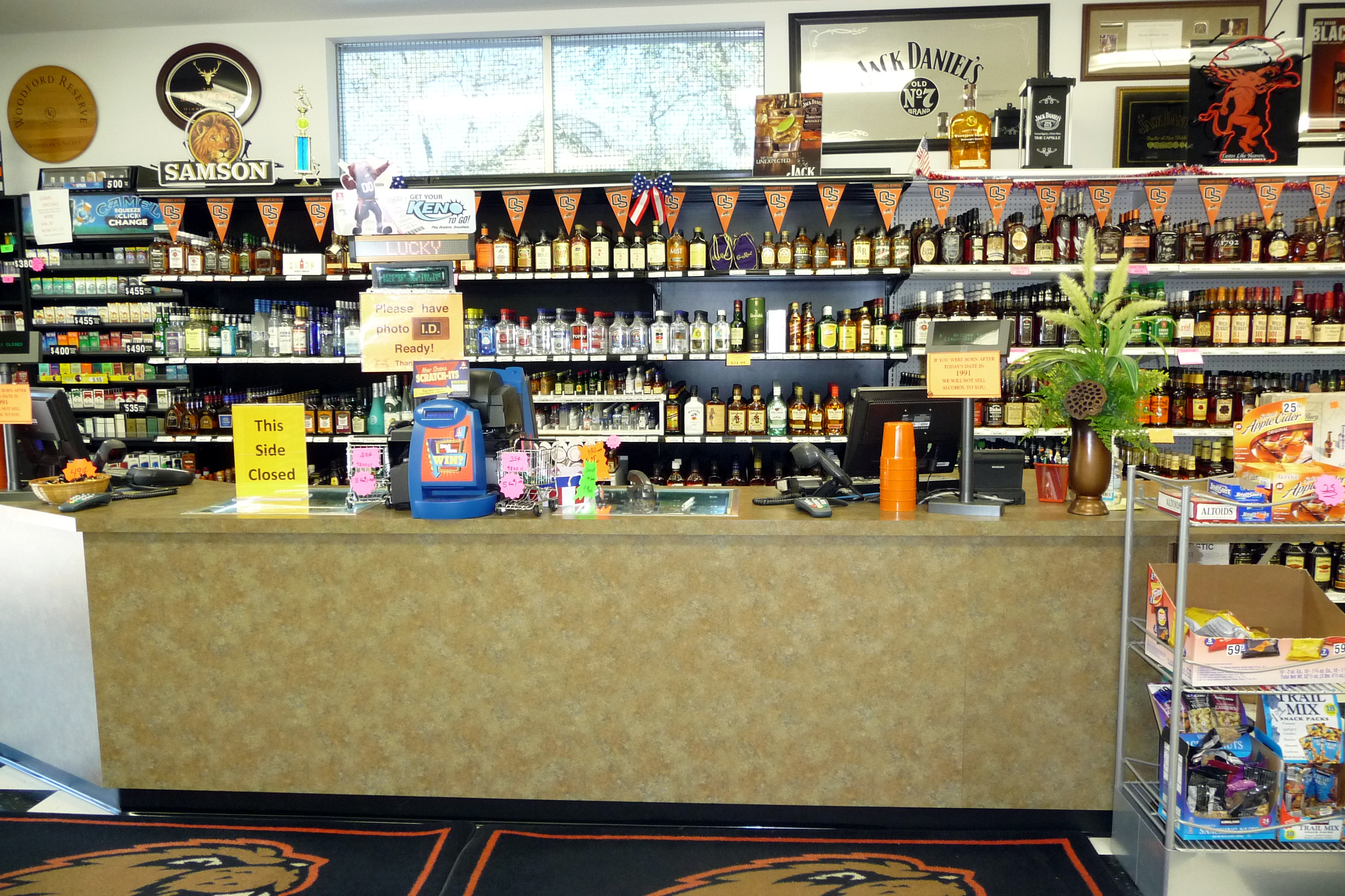 Washington St. Liquor Store/Deb's Mixers, 575 SW Washington Ave