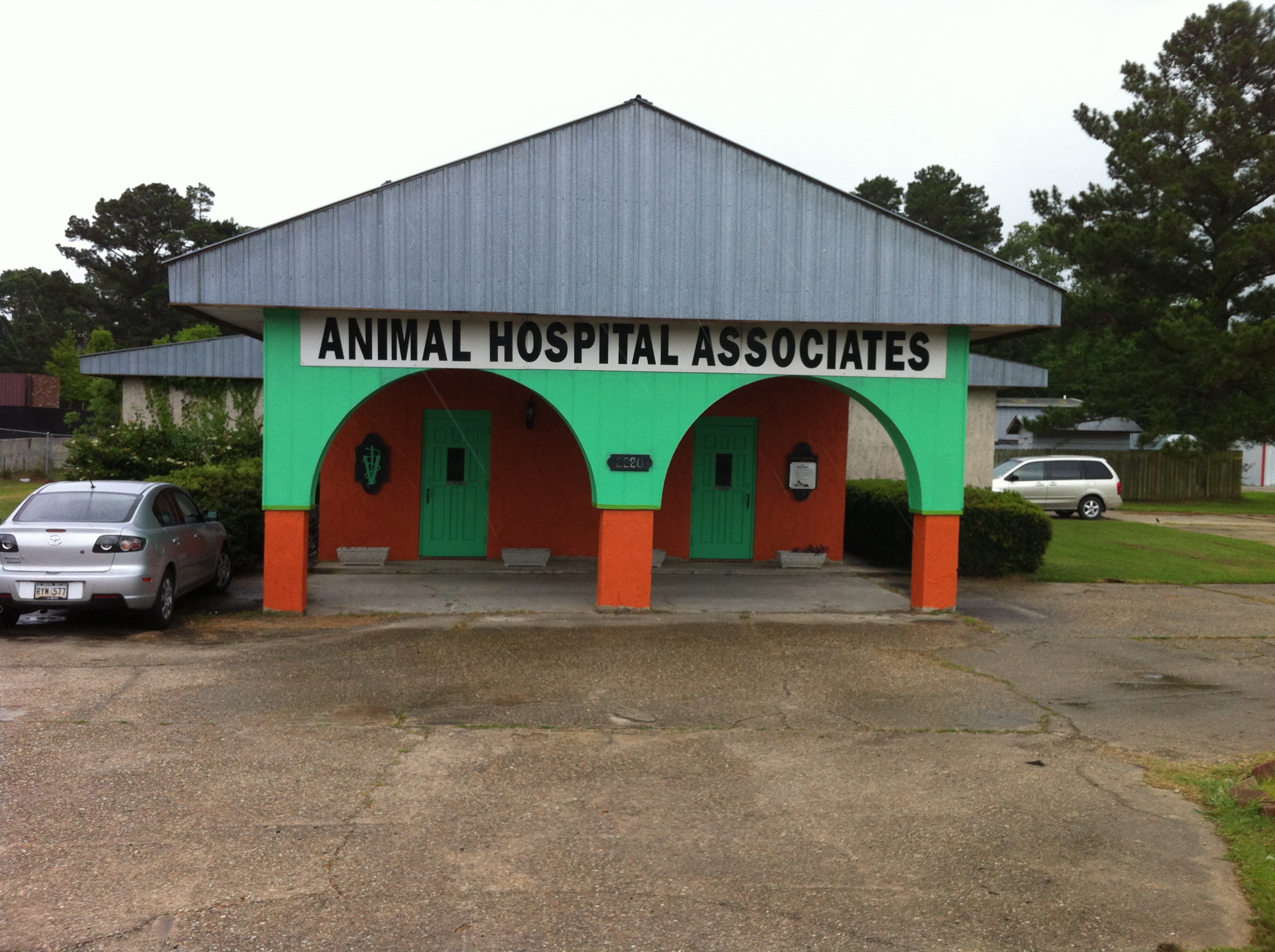 ANIMAL HOSPITAL ASSOCIATES, 2220 Florida Blvd SW, Denham Springs, LA