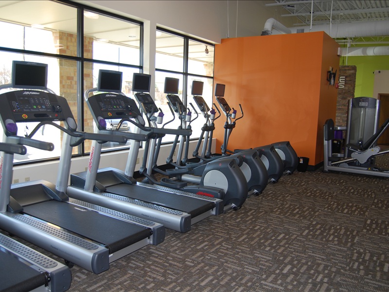 Local Offers & Announcements In November, 24 Hour Fitness took over two LA Fitness clubs in the Oklahoma City area and expanded in Omaha, Nebraska, by taking over one LA Fitness club there. In exchange, LA Fitness, Irvine, California, got 11 24 Hour Fitness clubs in Arizona where it already had 37 clubs.