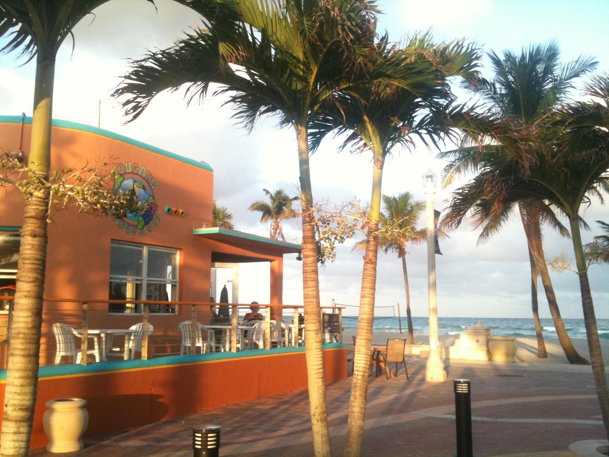 15 Restaurants & bars with 3 blocks of Villa Sinclair Beach Suites & SPA 317 Polk Street Hollywood Beach Florida 33019 RSVP 1-954-450-0000 steps from the Beach & Hollywood Boardwalk