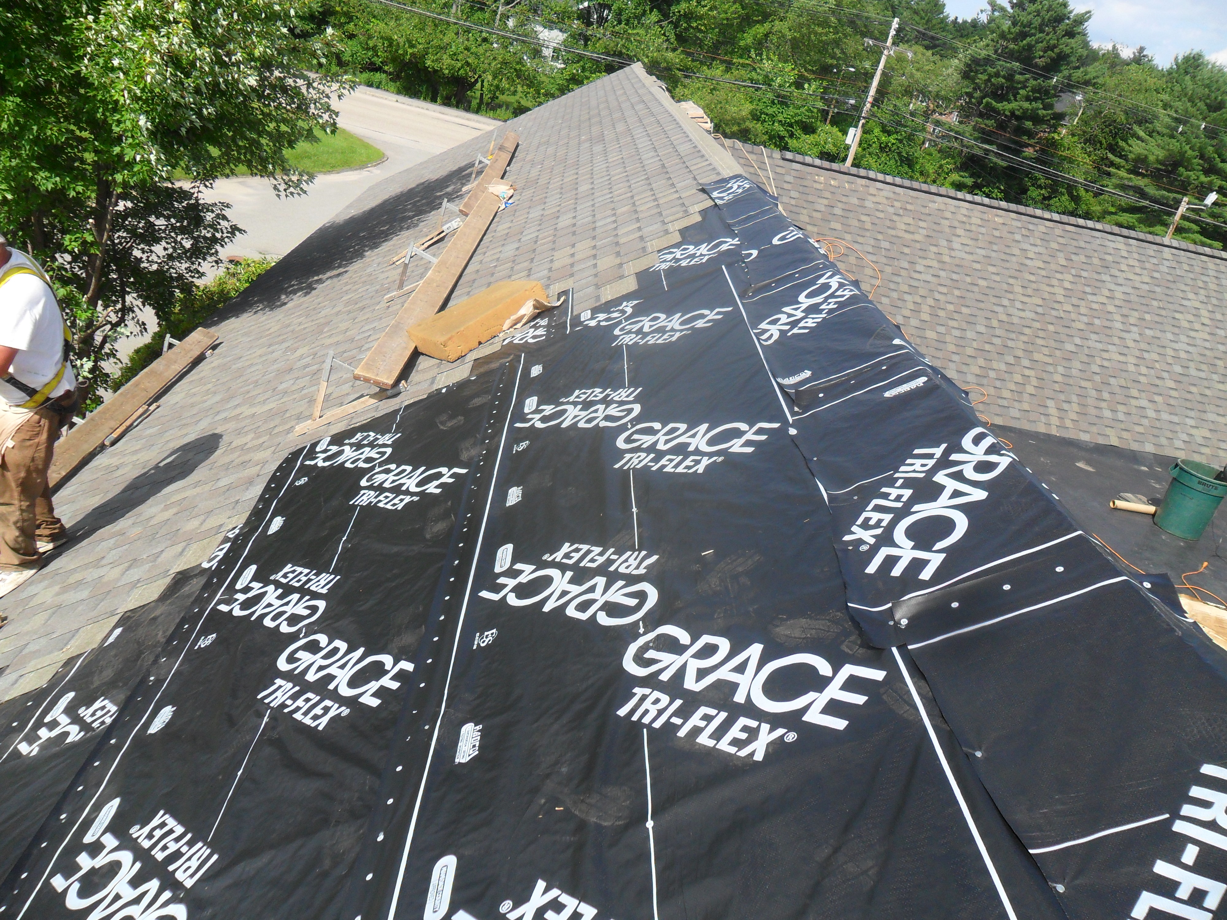 Installing new roof at Pet City Acton, MA