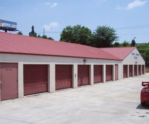 Drive-up access for our conventional units makes loading and unloading easy. Drive-up access for our conventional units makes loading and unloading easy.